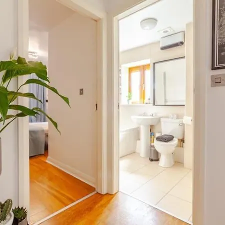 Stylish And Private In Central Privat bolig