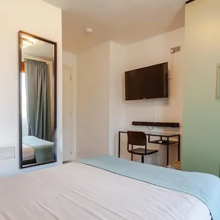 Stylish And Private In Central Privat bolig